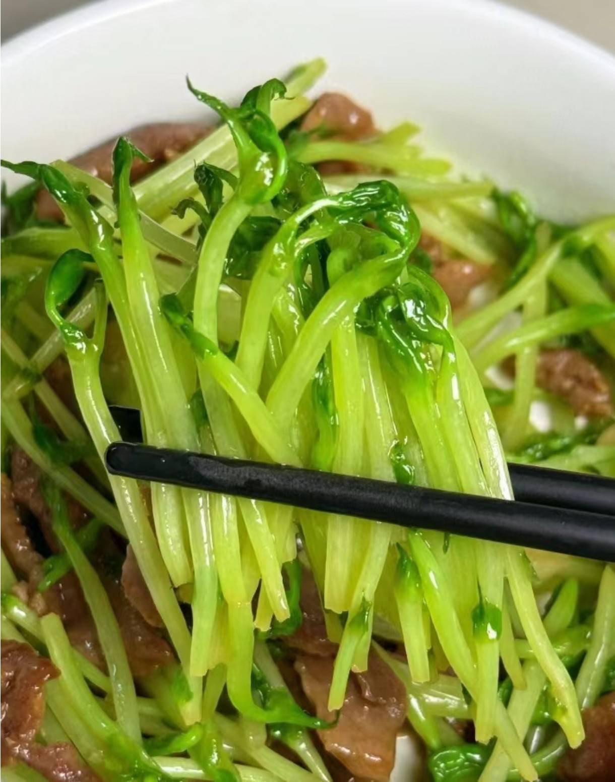 香嫩诱人！豆苗炒牛肉家常做法，新手一学就会